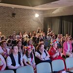 Widownia - uczestnicy przeglądu teatralnego siedzą na krzesłach ustawionych w rzędy.