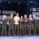 Aktorzy prezentują się na scenie po zakończonym występie.