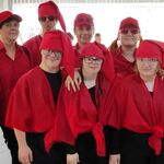 Grupa teatralna z naszej szkoły w przebraniach krasnoludków.