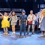 Aktorzy prezentują się na scenie po zakończonym występie.