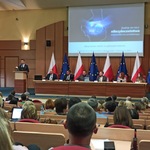 Uczestnicy biorący udział w konferencji w sali konferencyjnej Podlaskiego Urzędu Wojewódzkiego.