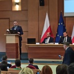 Sala konferencyjna Podlaskiego Urzędu Wojewódzkiego. Uczestnicy konferencji słuchają przemówienia.