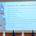 Sala konferencyjna Podlaskiego Urzędu Wojewódzkiego. Slajd wyświetlony na ekranie.