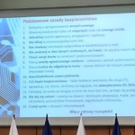Sala konferencyjna Podlaskiego Urzędu Wojewódzkiego. Slajd wyświetlony na ekranie.