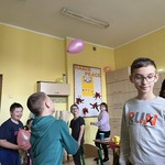 Uczniowie bawią się balonami.