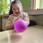Uczennica trzyma w ręku balon.
