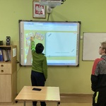 Uczeń rozwiązuje zadanie tematyczne na tablicy interaktywnej.
