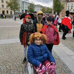 Uczniowie w przebraniach pozują do wspólnego zdjęcia.