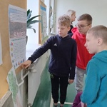 Uczniowie oglądają plakat.