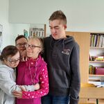 Grupa uczniów pozuje do wspólnego zdjęcia w sali lekcyjnej Zespołu Szkół Nr 16 w Białymstoku.