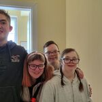 Grupa uczniów pozuje do wspólnego zdjęcia  na holu Zespołu Szkół Nr 16 w Białymstoku.
