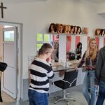 Grupa osób w pracowni fryzjerskiej Zespołu Szkół Nr 16 w Białymstoku