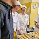 Uczeń obserwuje zajęcia odbywające się w pracowni cukierniczej Zespołu Szkół Nr 16 w Białymstoku