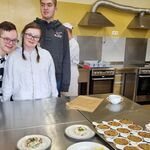 Grupa uczniów obserwuje zajęcia kulinarne w pracowni cukierniczej Zespołu Szkół Nr 16 w Białymstoku