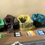 Worki foliowe włożone do plastikowych pojemników, przygotowane do segregacji śmieci.