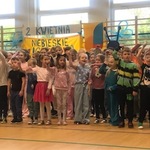 Grupa dzieci na tle drabinek.