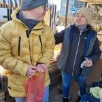 Uczniowie klasy 4b i 8e robią zakupy w sklepie i na targu