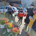 Uczniowie klasy 4b i 8e robią zakupy w sklepie i na targu
