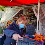 Uczniowie klasy 4b i 8e robią zakupy w sklepie i na targu