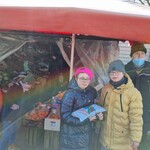 Uczniowie klasy 4b i 8e robią zakupy w sklepie i na targu