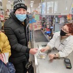 Uczniowie klasy 4b i 8e robią zakupy w sklepie i na targu
