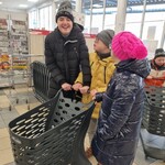 Uczniowie klasy 4b i 8e robią zakupy w sklepie i na targu