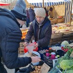 Uczniowie klasy 4b i 8e robią zakupy w sklepie i na targu