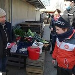 Uczniowie klasy 4b i 8e robią zakupy w sklepie i na targu