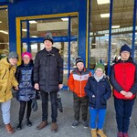 Uczniowie klasy 4b i 8e robią zakupy w sklepie i na targu