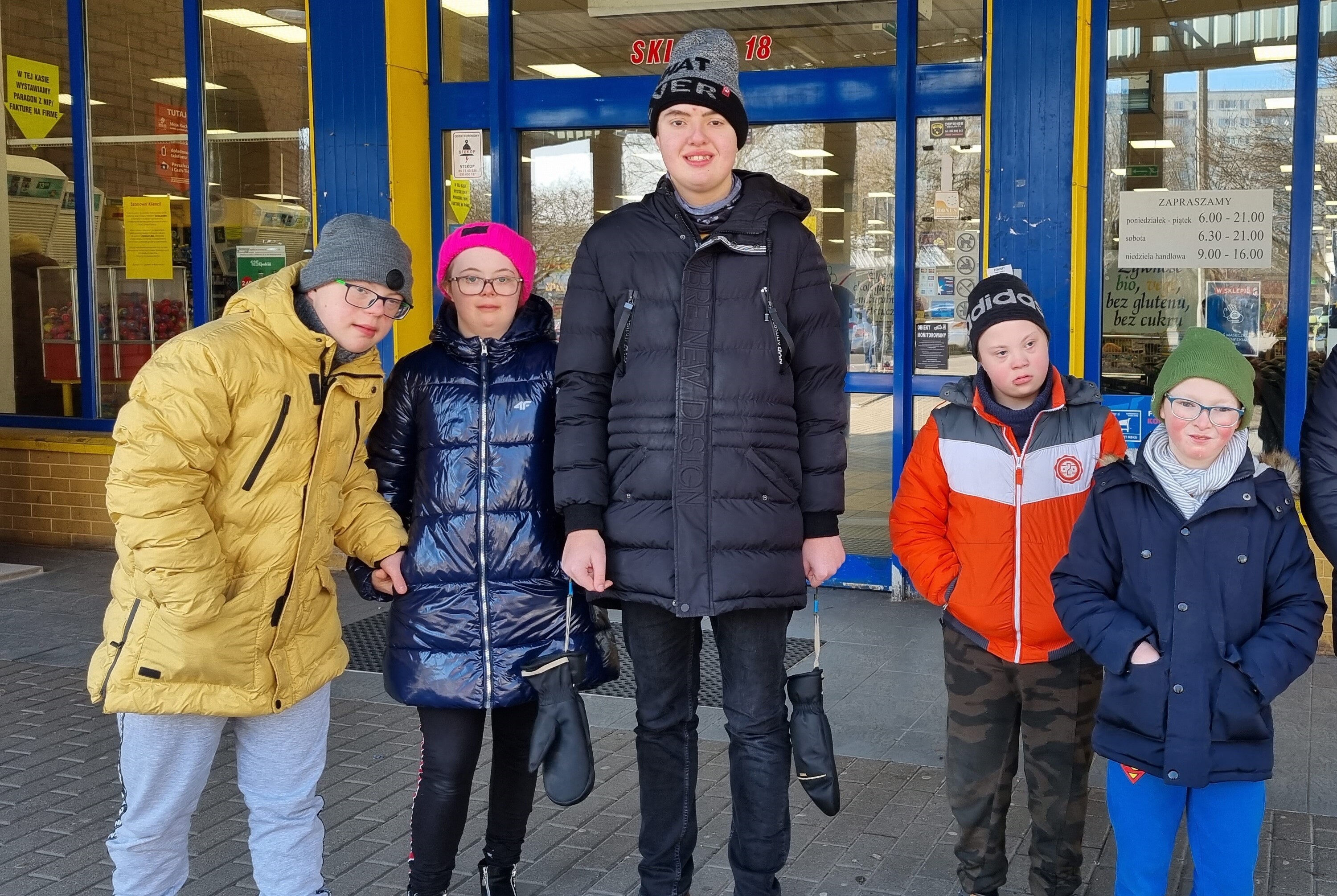 Uczniowie klasy 4b i 8e robią zakupy w sklepie i na targu