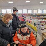 Uczniowie klasy 4b i 8e robią zakupy w sklepie i na targu
