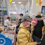 Uczniowie klasy 4b i 8e robią zakupy w sklepie i na targu