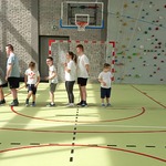Gra w szczura - nauczycielki machają długą skakanką. Grupa uczniów stoi jeden za drugim.