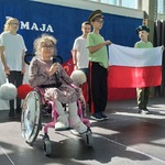 Grupa uczniów w trakcie występu.