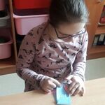 Uczniowie podczas wizyty w bibliotece