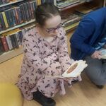 Uczniowie podczas wizyty w bibliotece