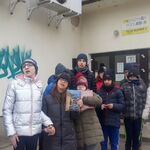 Uczniowie podczas wizyty w bibliotece