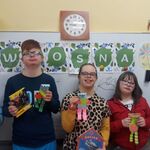 Uczniowie podczas wizyty w bibliotece