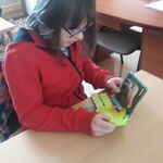 Uczniowie podczas wizyty w bibliotece