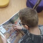 Uczniowie podczas wizyty w bibliotece