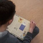 Uczniowie podczas wizyty w bibliotece