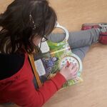 Uczniowie podczas wizyty w bibliotece