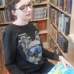 Uczniowie podczas wizyty w bibliotece