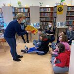 Uczniowie podczas wizyty w bibliotece