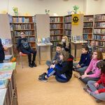 Uczniowie podczas wizyty w bibliotece