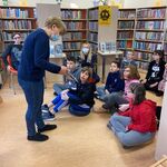 Uczniowie podczas wizyty w bibliotece
