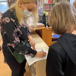 Uczniowie podczas wizyty w bibliotece
