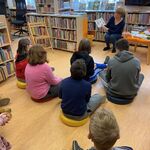 Uczniowie podczas wizyty w bibliotece