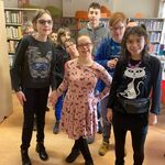 Uczniowie podczas wizyty w bibliotece