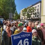Na pierwszym planie nauczyciele i uczniowie naszej szkoły biorący udział w marszu.
